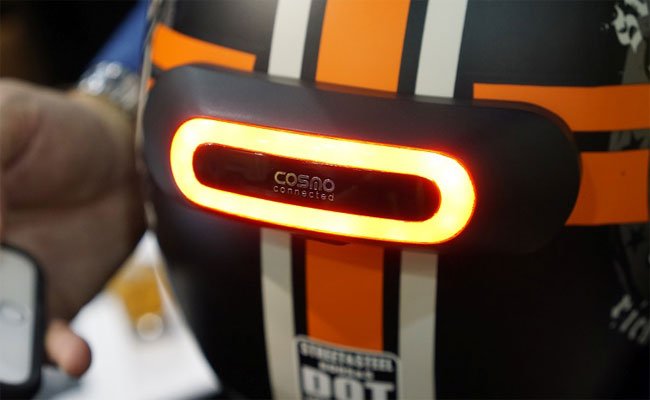 Cosmo : خوذة لسائقي الدرجات النارية مع ضوء وقوف متصل