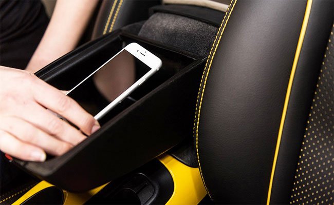 نيسان ستزود سياراتها بمسند ذراع يمنع وصول جميع الرسائل والمكالمات التي يتلقاها الهاتف