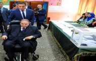 بوتفليقة يظهر و هو يدلي بصوته رفقة أفراد عائلته وسط تغطية إعلامية استثنائية