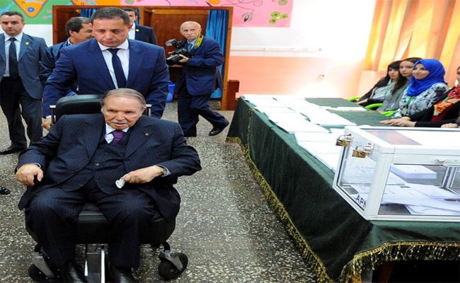 بوتفليقة يظهر و هو يدلي بصوته رفقة أفراد عائلته وسط تغطية إعلامية استثنائية