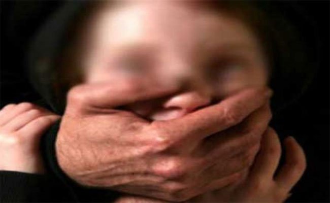 الإطاحة بشبكة إجرامية تختطف الأطفال و تجبرهم على ممارسة الجنس و شرب الخمر و المخدرات و تبتزهم بنشر صورهم بتبسة!
