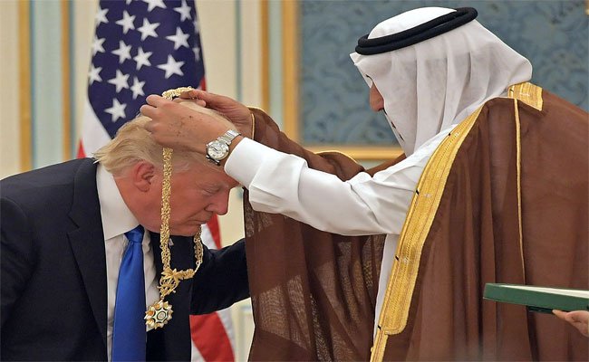 لوموند الفرنسية : السعودية تريد الاستقواء بأمريكا على إيران