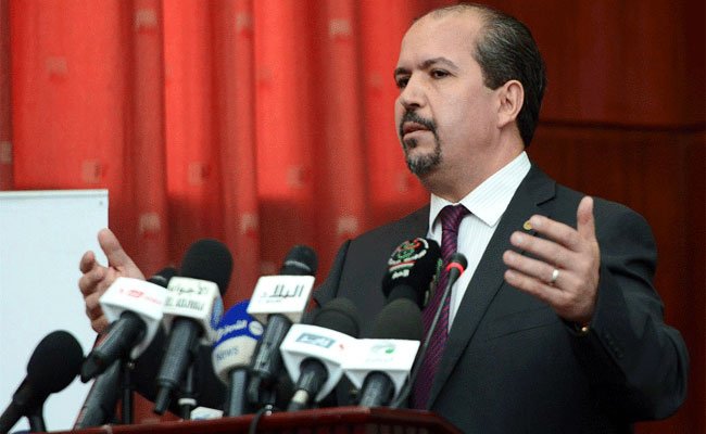 عيسى يؤكد أن وزارته تعمل على مراجعة