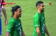 محرز مع رونالدينهو في مباراة خيرية