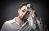 التعرّق المفاجئ... متى يمكن اعتباره عارضاً عابراً؟