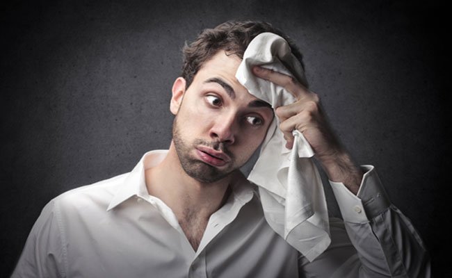 التعرّق المفاجئ... متى يمكن اعتباره عارضاً عابراً؟