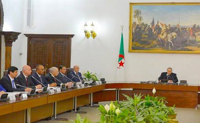 مجلس للوزراء  برئاسة رئيس الجمهورية يعرض فيه تبون مشروع مخطط عمل الحكومة