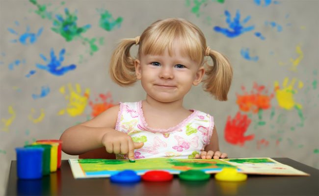 هل تؤثر الحضانة إيجاباً أم سلباً على نفسية الطفل؟