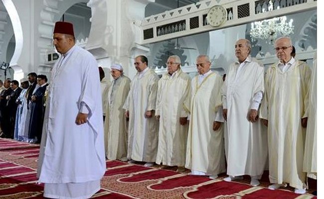بن صالح وبوحجة وتبون يؤدون صلاة عيد الفطر المبارك بالمسجد الكبير بالعاصمة