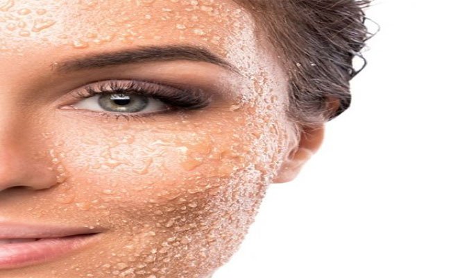 لبشرة فائقة النعومة جرّبي خلطات السكر لتقشير الوجه