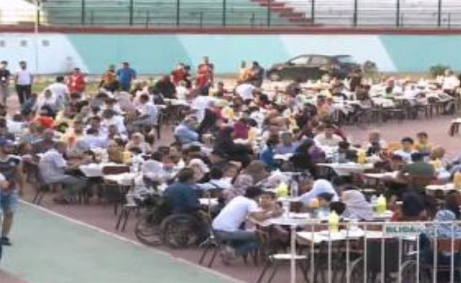 تقاسم لمائدة الإفطار لأربعة آلاف شخص من شخصيات بارزة مع يتامى و أرامل بملعب مصطفى تشاكر بالبليدة