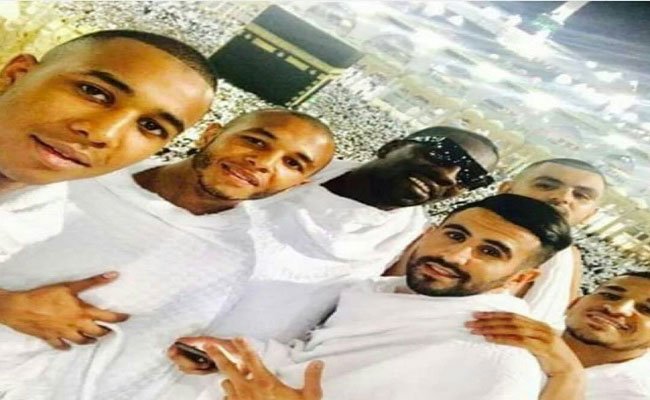ياسين إبراهيمي و رياض محرز يؤديان مناسك العمرة