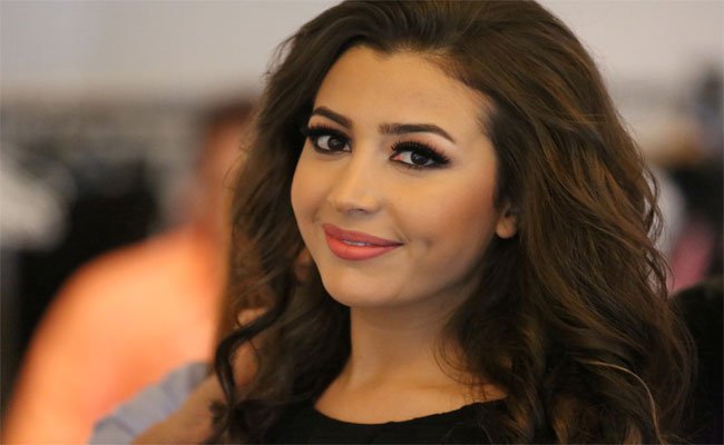 جنات تحتفل بخطوبتها على محامي مصري شهير بالمغرب