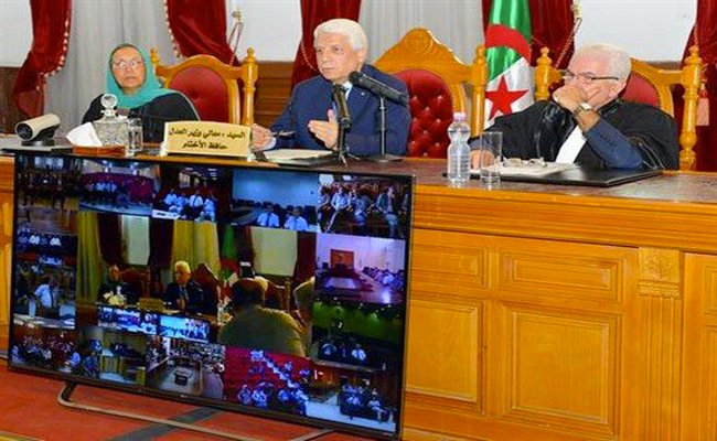 لوح يعلن عن عن استحداث محكمة استئناف للقضايا الجنائية اعتبارا من سبتمبر القادم