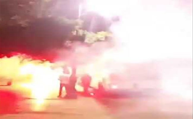 احتفال تلميذ بحصوله على البكالوريا يتحول إلى مأساة بعد تعرضه لإصابة خطيرة في عينه بألعاب نارية غرب البويرة !