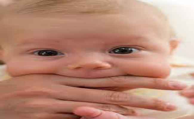 كيف تعرفين أن أنياب طفلك بدأت تظهر؟