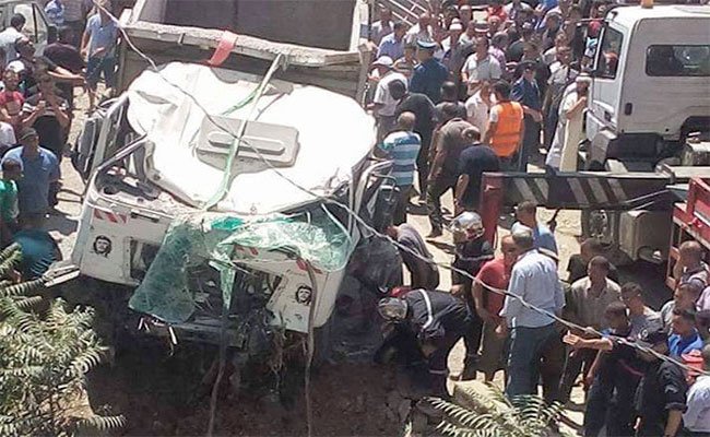 انحراف شاحنة محملة بمواد البناء ببجاية يتسبب في مجزرة مرورية بعد مقتل 4 نساء من عائلة واحدة كن ينتظرن في محطة الحافلات!