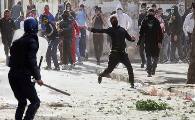زمن الفوضى ولى : مواجهات عنيفة بين مجموعتين استعملت فيها أنواع من الأسلحة تثير الرعب و تخلف جرحى ببسكرة !