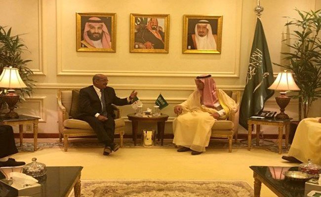 مساهل يجري محادثات مع نظيره السعودي بجدة