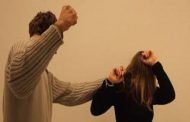 أمام المحكمة شخص يسكب مادة حارقة على وجه زوجته