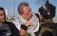 خلال مواجهات مع شرطة الاحتلال القيادي الفلسطيني مصطفى البرغوثي يصاب برصاصة في الرأس