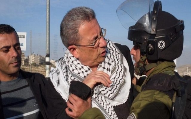 خلال مواجهات مع شرطة الاحتلال القيادي الفلسطيني مصطفى البرغوثي يصاب برصاصة في الرأس