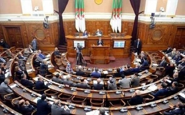 سأمنا وكرهنا اليمين المنافق واليسار المخادع والوسط المتواطئ سأمنا من سياستكم ومن وُجُوهَكُمْ