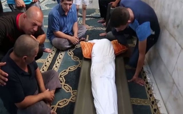 مجرم يغتصب وينحر ويفقأ عين طفل لاجئ سوري