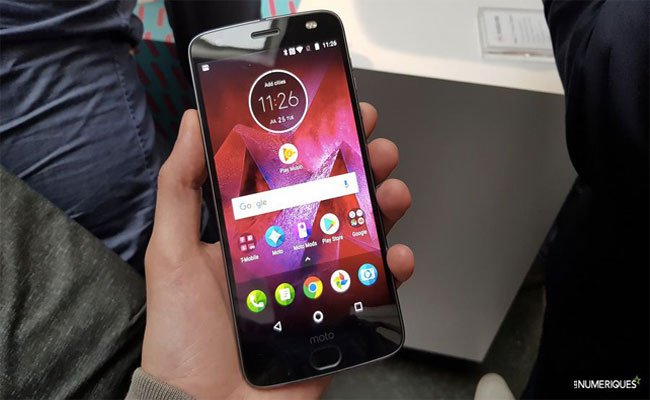Moto Z2 Force: غير قابلة للكسر لا تعني غير قابلة للخدش