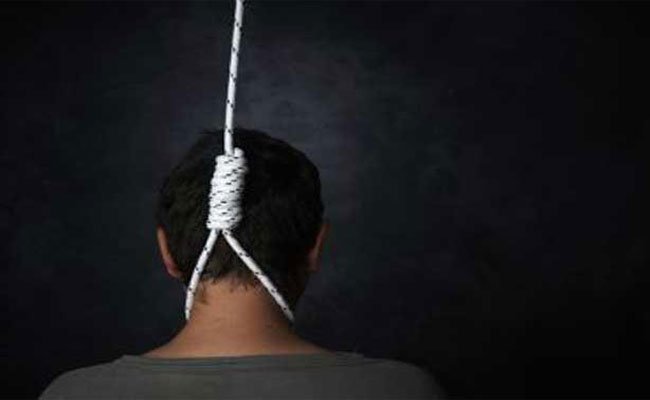 على بعد أيام قليلة من عيد الأضحى المبارك : أب لطفل يضع حدا لحياته شنقا بالبويرة