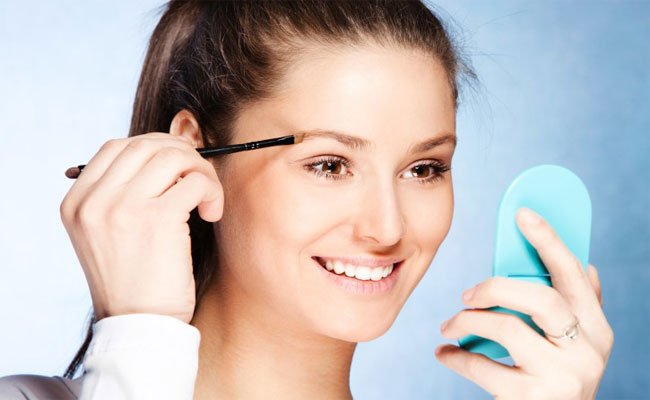5 خطوات سهلة كفيلة بتشقير حواجبك منزلياً!