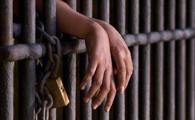 شاب تحت تأثير الخمر يقوم بالاعتداء على والده المقعد و يرشق رجال الشرطة بالحجارة