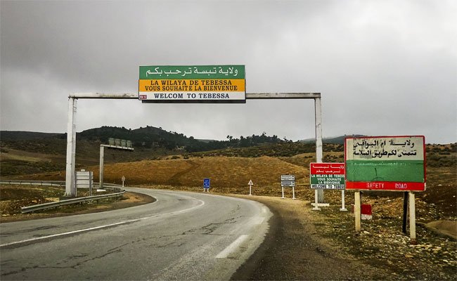 الشرطة تتمكن من إنقاذ عائلة متكونة من 4 أفراد من موت جماعي محقق خلال محاولة إخراجهم من مسكن عبارة عن مرآب بتبسة !