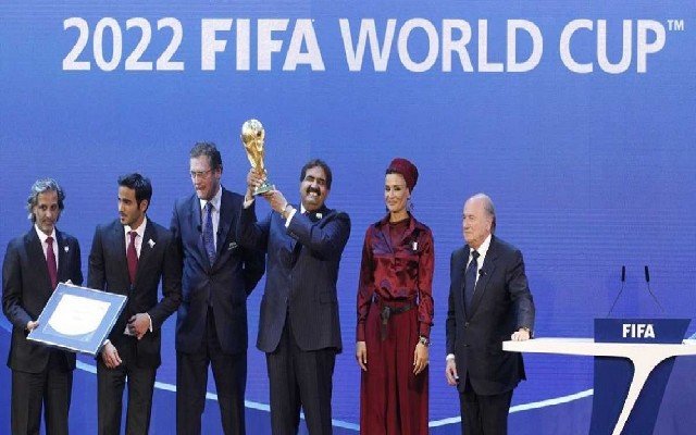 استضافة قطر لكأس العالم 2022 على المحك