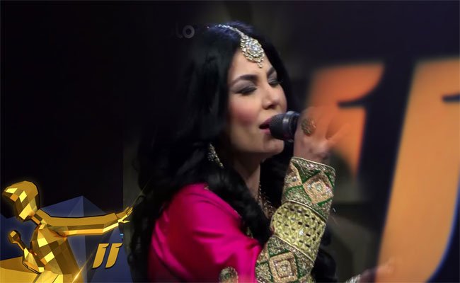 نجمة البوب الأفغانية اريانا السيد تغني تحت سماء كابول رغم التهديدات بتفجير الحفل