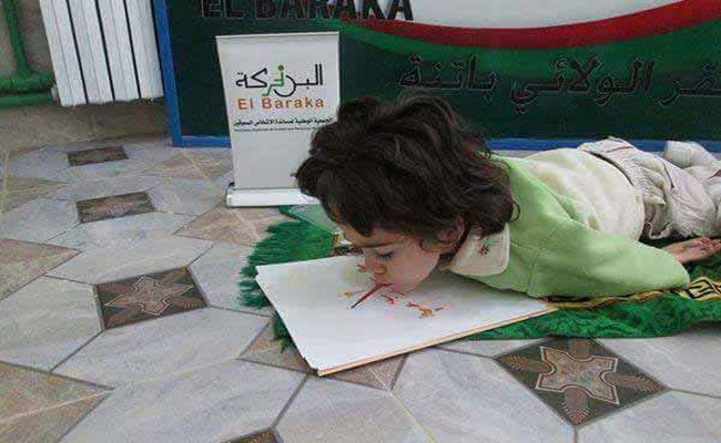 التلميذة أميمة المعاقة التي حيرت العالم بمواهبها في كتابتها بفمها تفارق الحياة و اتهامات أن الموت كان بسبب إهمال طبي !