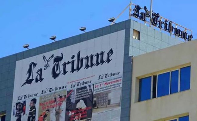 عدد من الصحفيين العاملين بمختلف الجرائد الوطنية ينظمون وقفة تضامنية مع صحفيي وعمال يومية