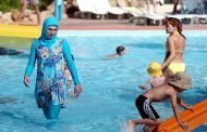 بسبب قيامها بالسباحة بالبوركيني تم تغريمها  بتكاليف تنظيف حمام سباحة