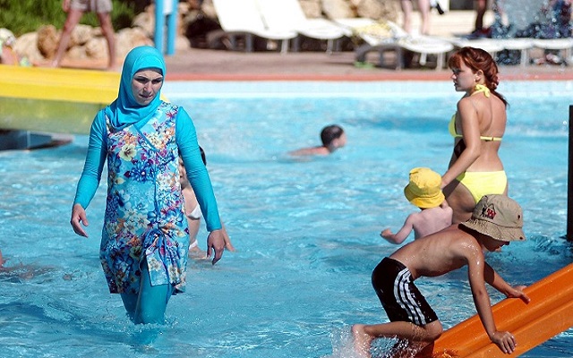 بسبب قيامها بالسباحة بالبوركيني تم تغريمها  بتكاليف تنظيف حمام سباحة