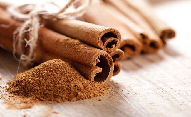 خلطات طبيعية لعلاج بثور الوجه... وأهمها العسل مع القرفة!