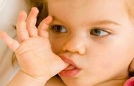 مص الأصابع لدى الأطفال... هل هي مشكلة نفسية؟