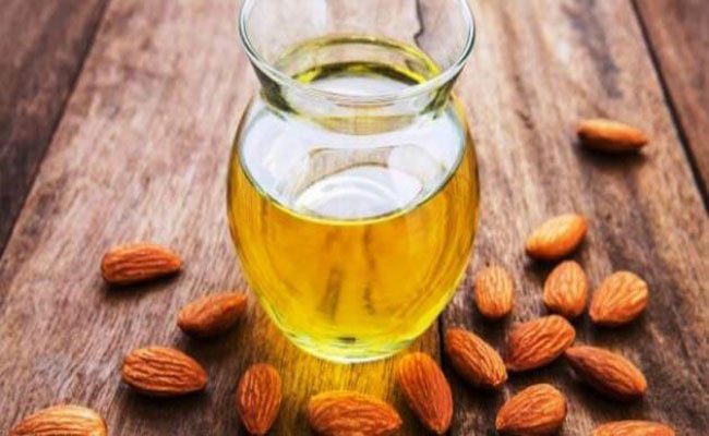7 فوائد مذهلة لزيت اللوز المرّ على بشرتكِ... اكتشفيها!
