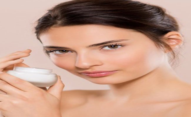 قولي وداعاً لجفاف البشرة والتجاعيد مع حمض الهيالورونيك!