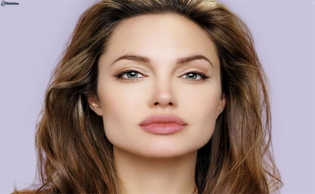 أنجلينا جولي تحتفل مع جمهور تورونتو بالعرض الأول لانتاجها السينمائي