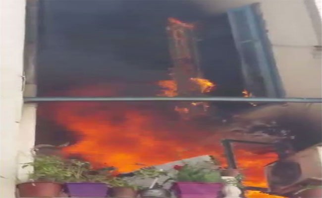 خمسيني يضرم النار في شقته التي يقيم فيها رفقة عائلته الصغيرة وشقيقاته في باب الواد