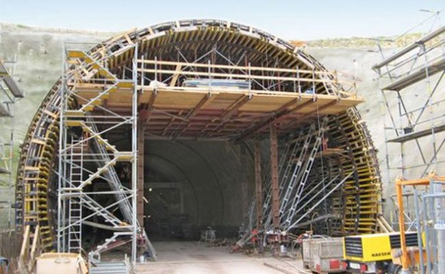 انهيار أعمدة سقف علوي لجسر قيد الانجاز بتبسة