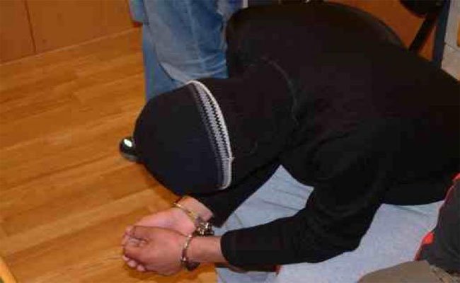 توقيف شاب في العشرينيات متورط في جرائم القتل و تكوين عصابة و السرقة مختفيا تحت صفة طالب قرآن بغليزان