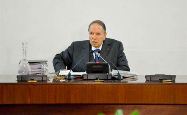 رئيس الجمهورية عبد العزيز بوتفليقة يترأس اجتماعا لمجلس الورزاء