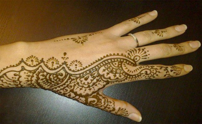 وشم اليدين بالحناء من العادات التقليدية التي مازالت تحتفظ بقيمتها لدى المرأة الغرداوية في المناسبات الدينية رغم إضافة أشكال عصرية