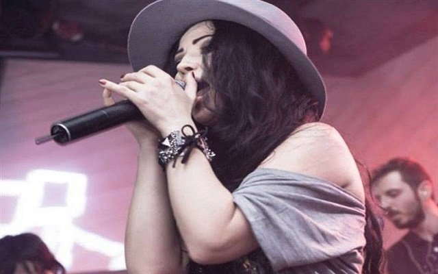 فنانة احتجزوها في المطار لأنهم لم يصدقوا عمرها